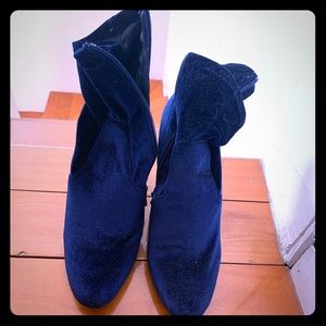 Blue velvet booties / heeled